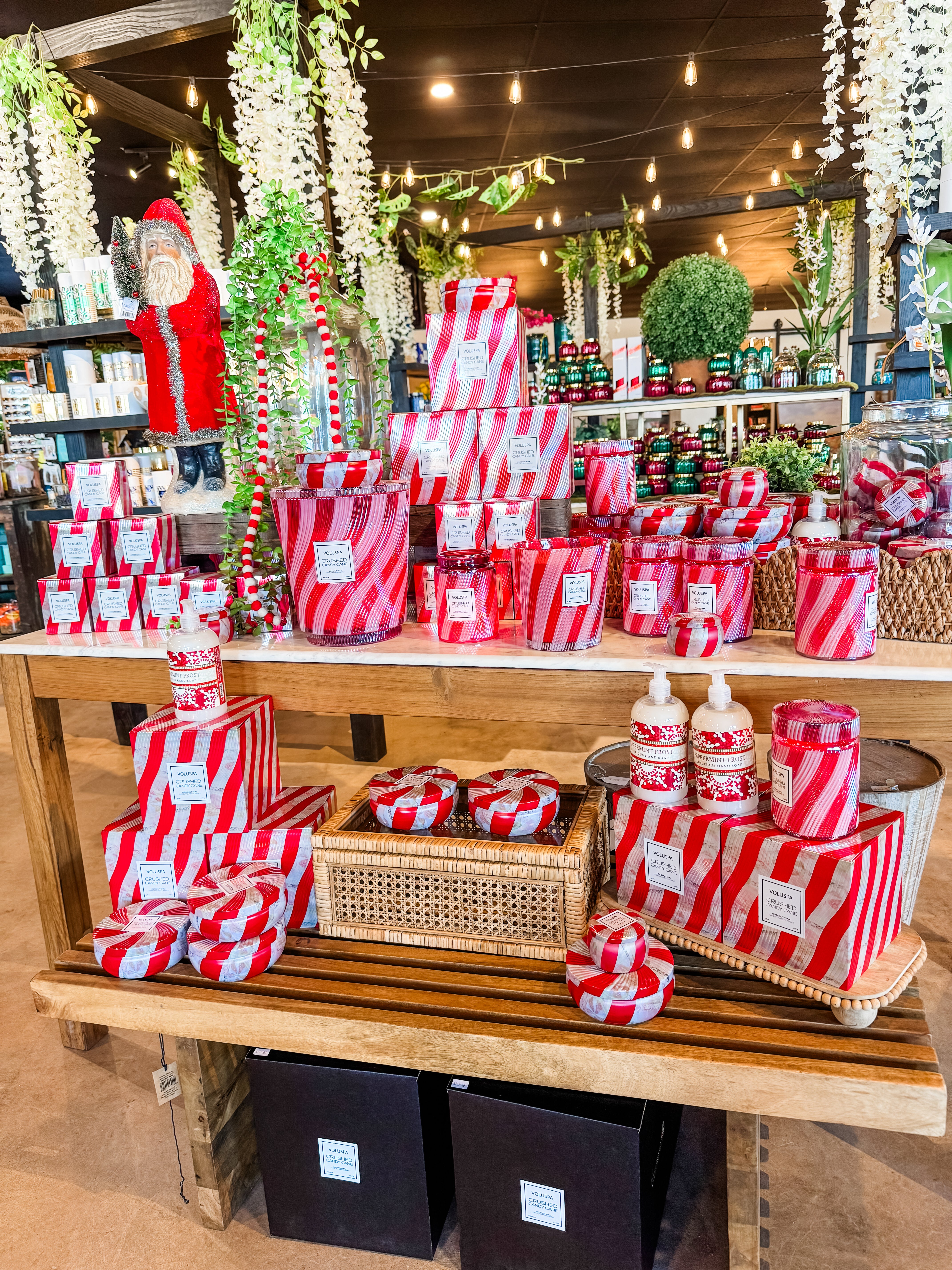 VOLUSPA - Crushed Candy Cane 6.5 oz. Candle