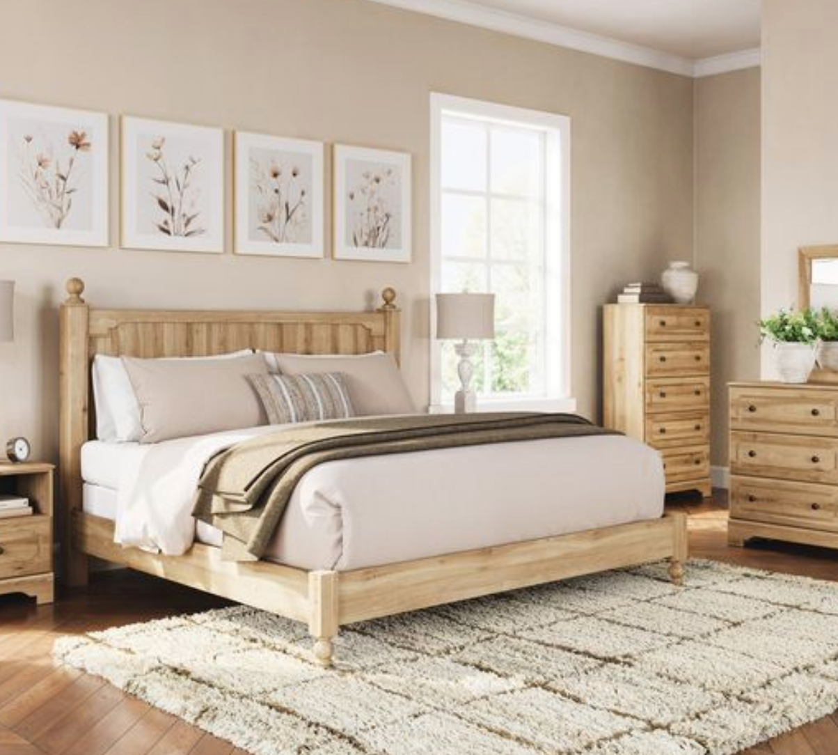 Galletyn King Panel Bed